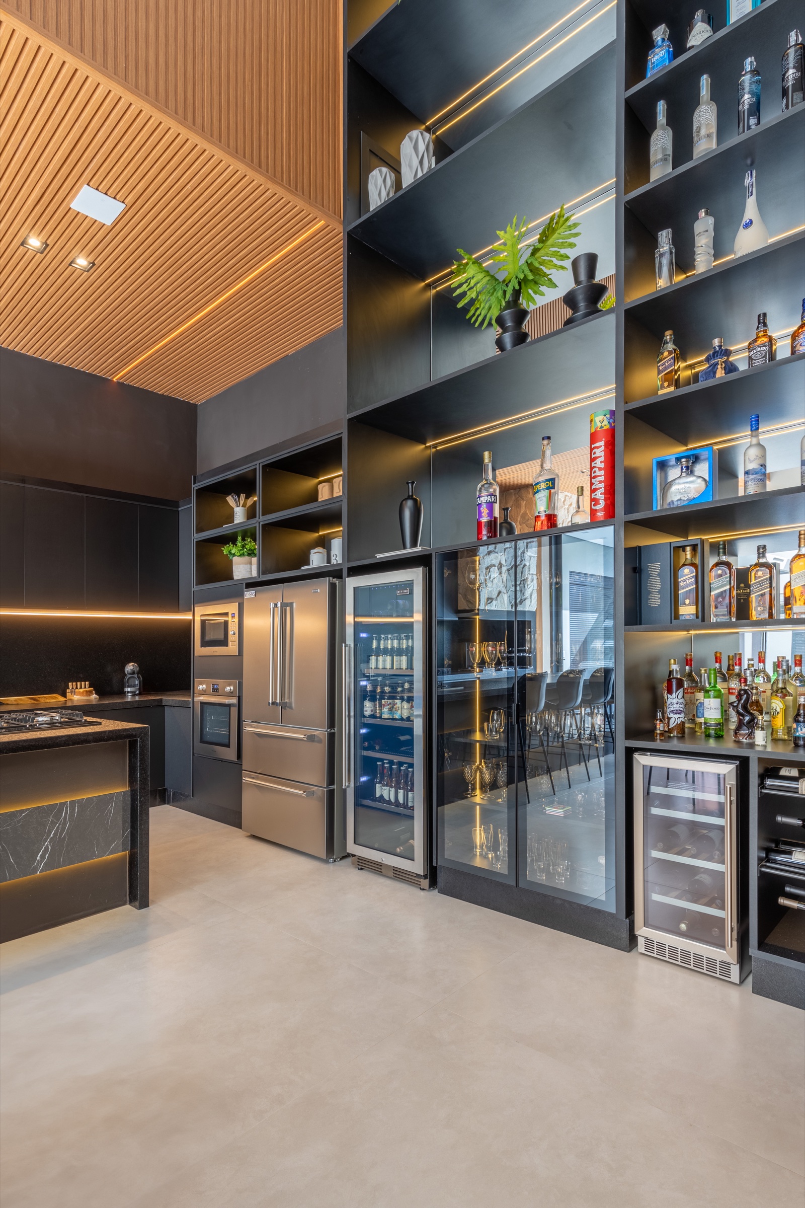 Marcenaria gourmet preta com portas, nichos iluminados e adegas
