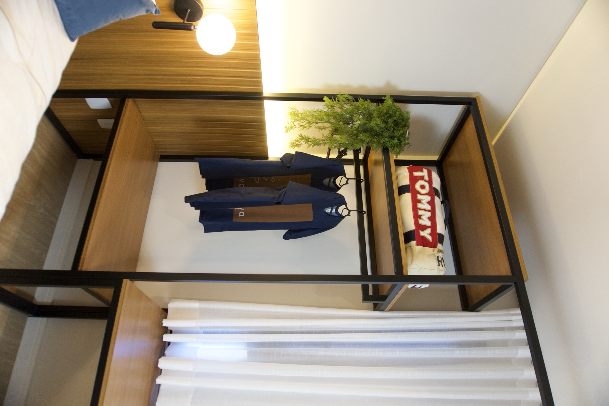 Closet aberto com estrutura metálica e acabamento amadeirado