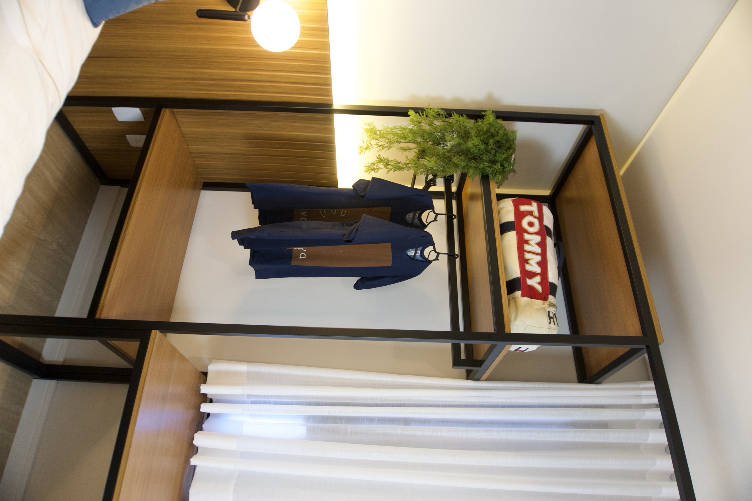 Closet planejado com cabideiro, prateleiras e bancada lateral